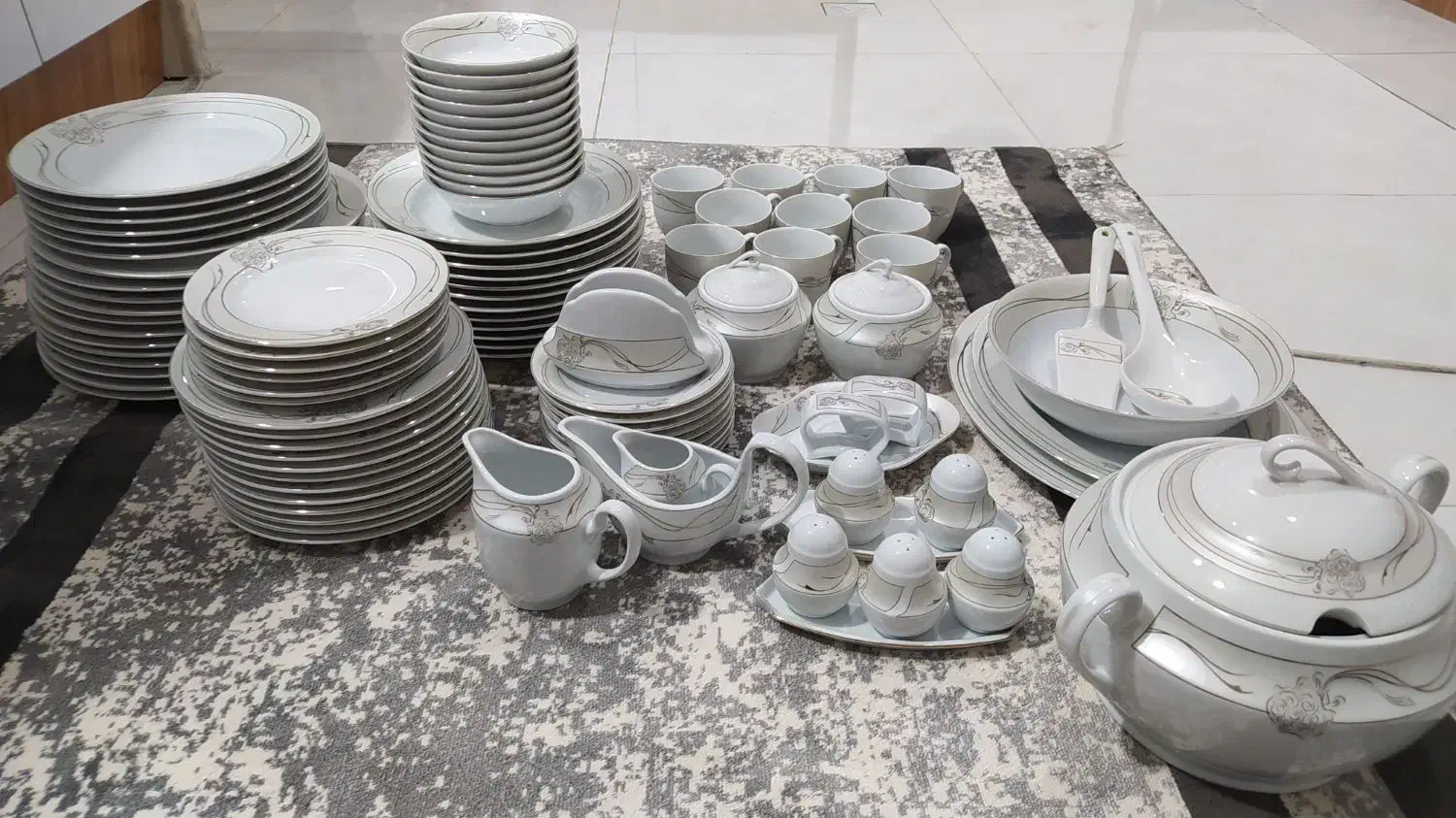 سرویس چینی ۱۸ نفره|ظروف سرو و پذیرایی|کهریزک, |دیوار