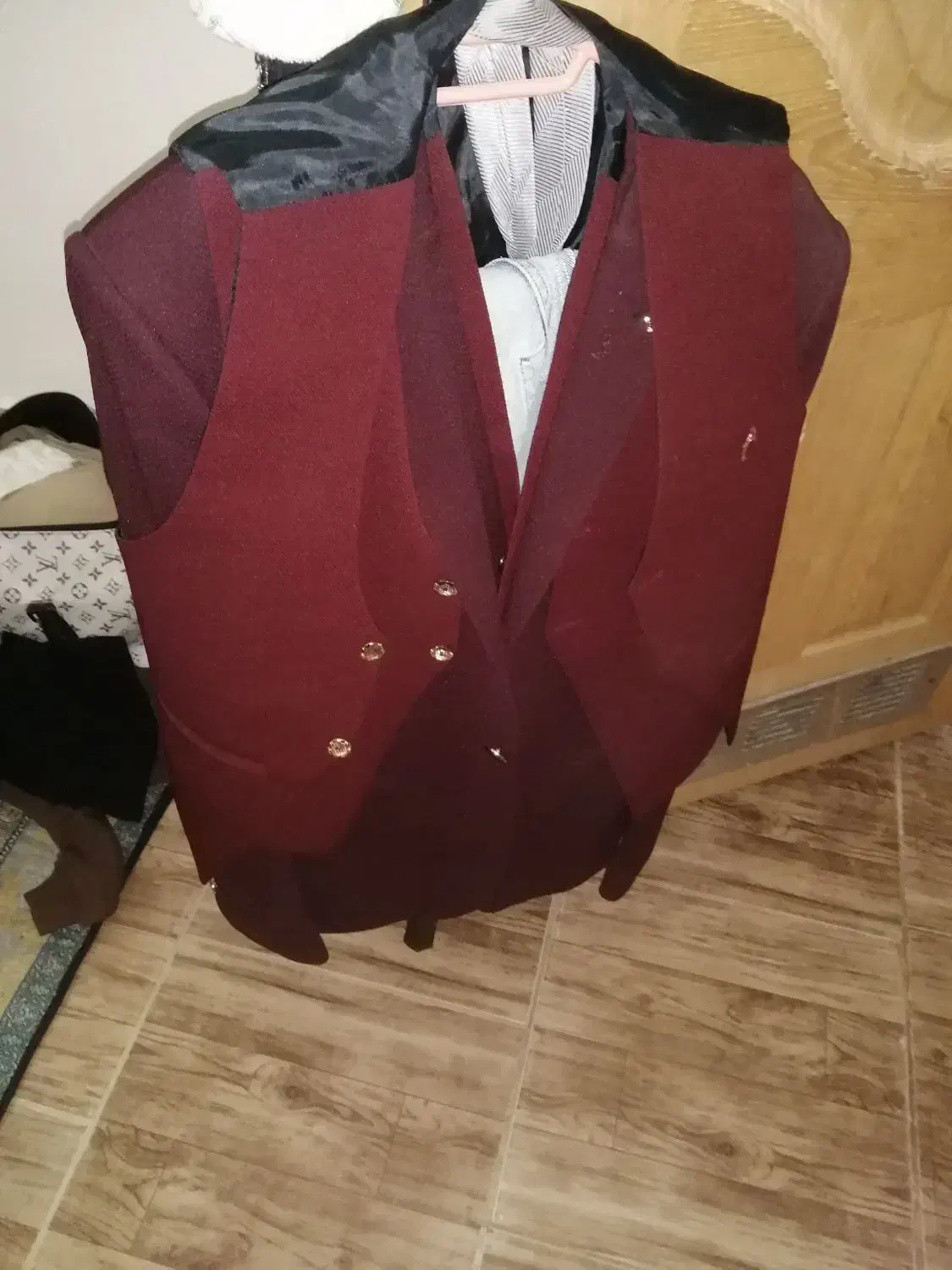 کت و جلیقه نو|لباس|سبزوار, رباط|دیوار