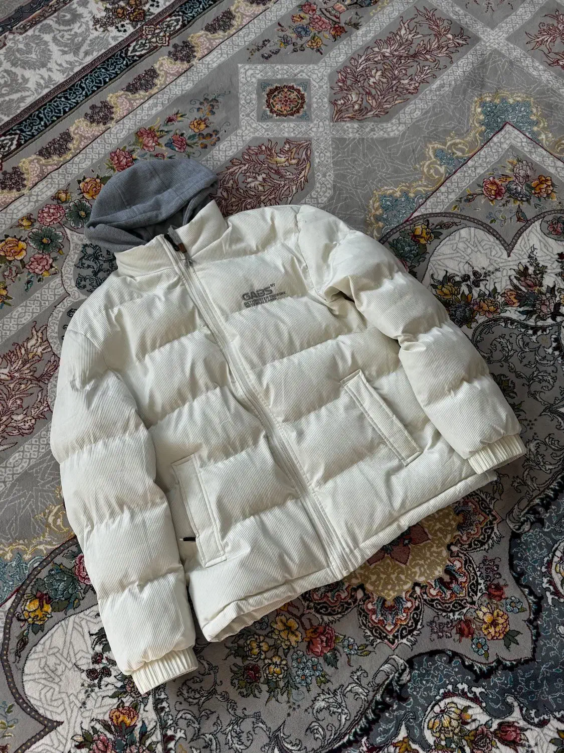 کاپشن|لباس|اصفهان, مصلی|دیوار