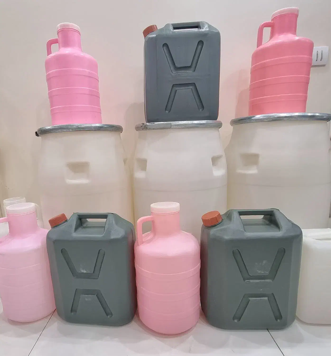 دبه وگالن ۲۰ و۱۷ لیتری موجوده|ظروف نگهدارنده، پلاستیکی، یکبارمصرف|تهران, حکیمیه|دیوار