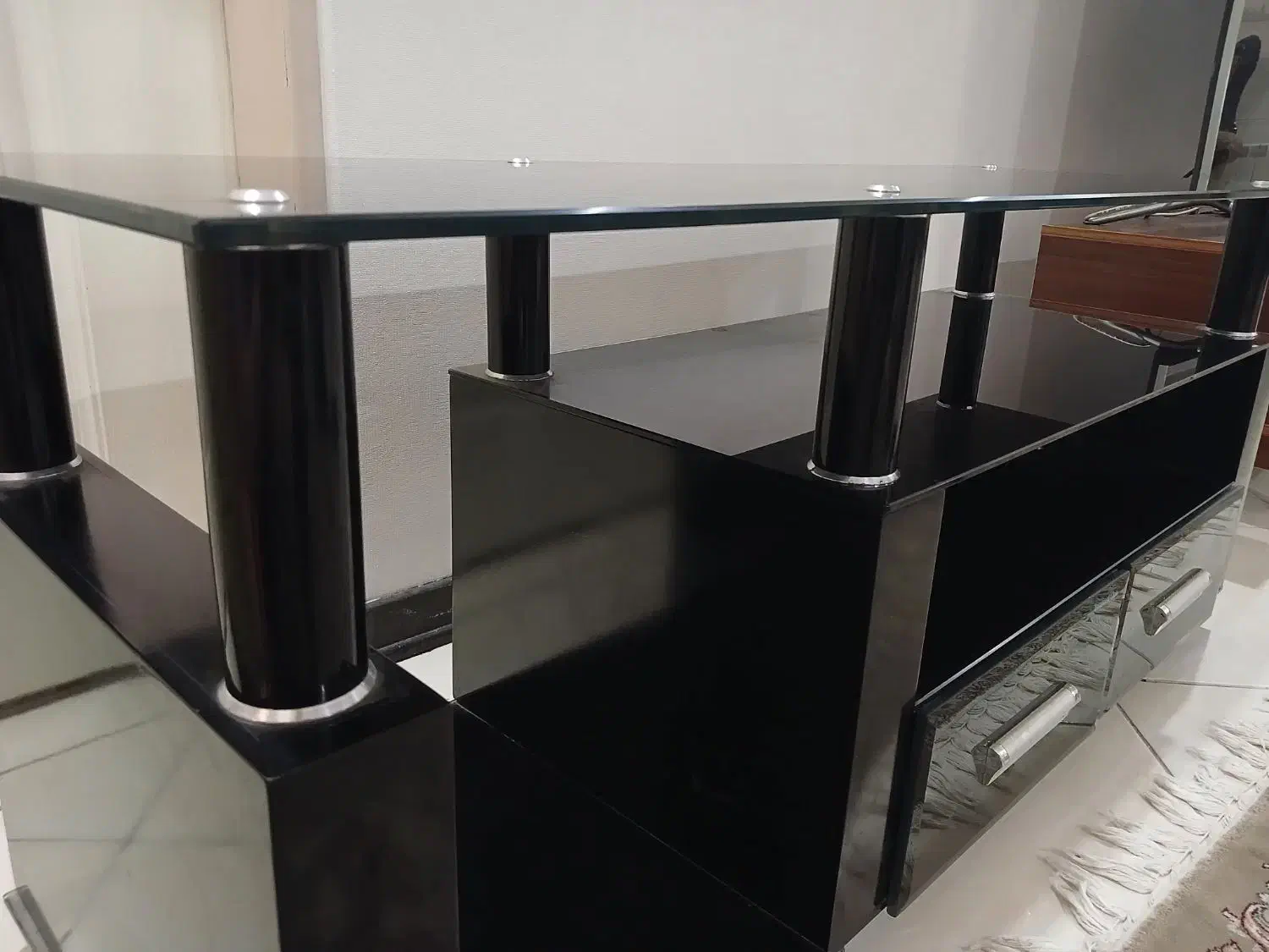 میز تلوزیون|میز تلویزیون|ری, شهادت|دیوار