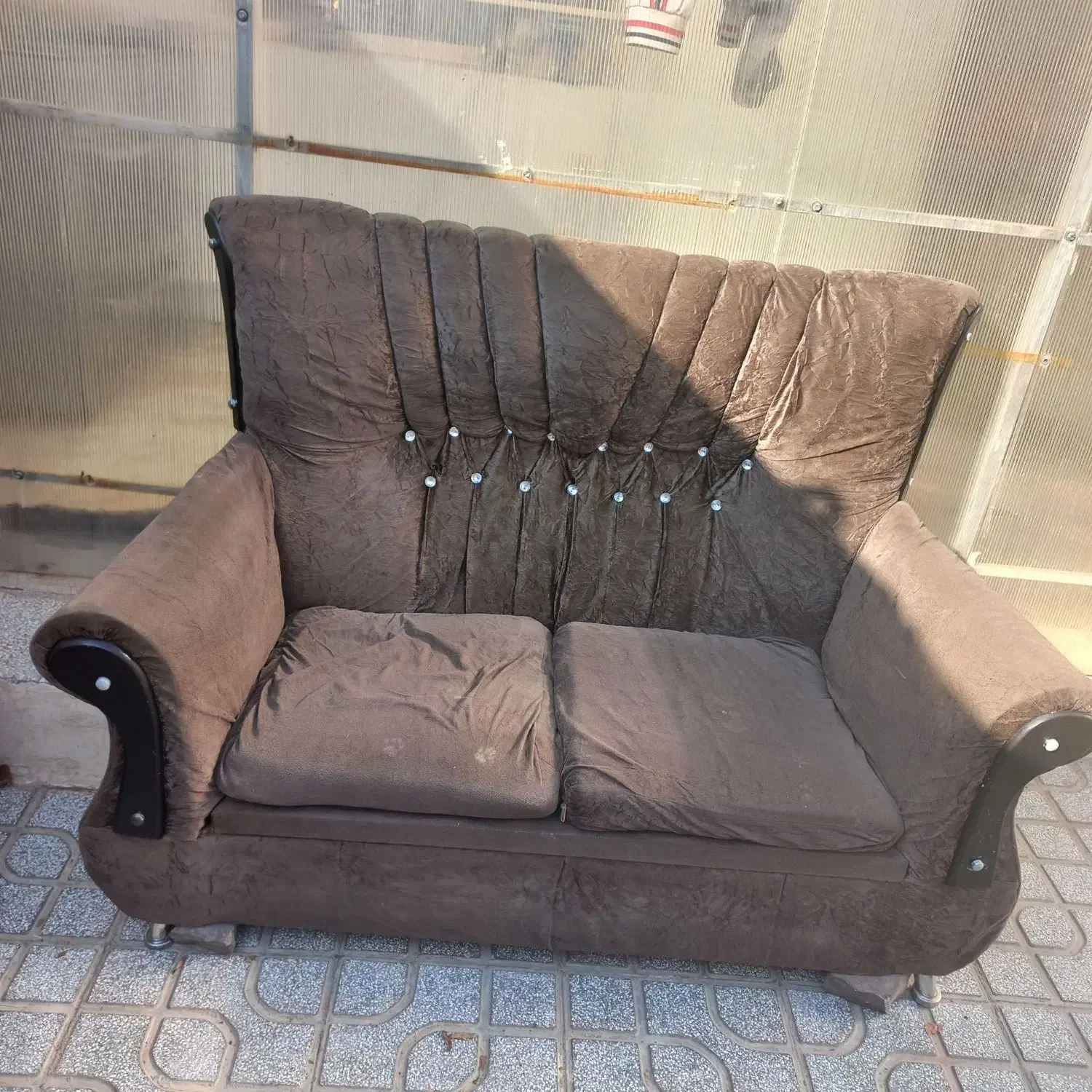 مبل کار کره فقط دو تا پایه مشکل دارن کمی|مبلمان خانگی و میز عسلی|قوچان, |دیوار