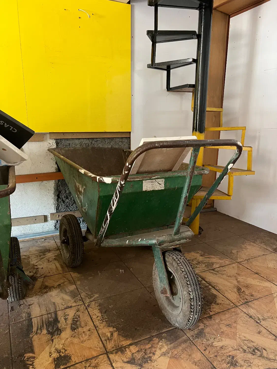 فرغون بزرگ صنعتی|ماشین‌آلات صنعتی|زیرآب, |دیوار