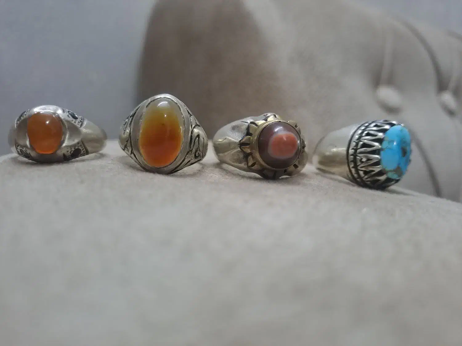 چهار عدد انگشتر|کلکسیون اشیاء عتیقه|اندیشه, اندیشه فاز ۱|دیوار