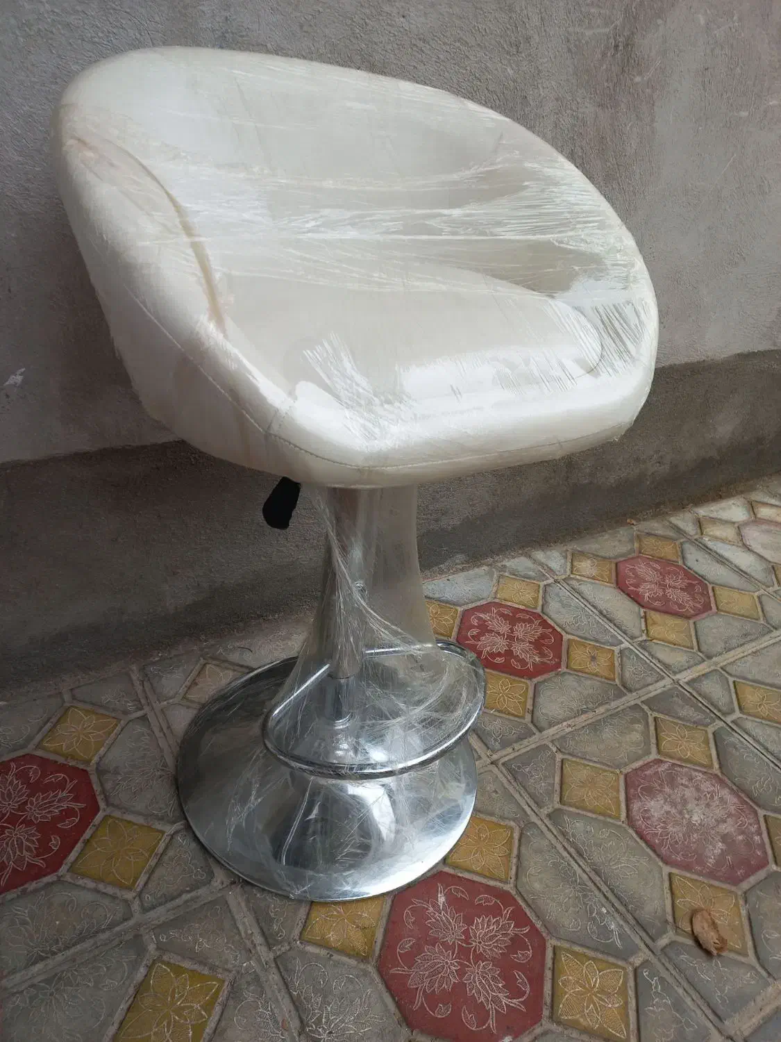 صندلی گردون|آرایشگاه و سالنهای زیبایی|شاهین دژ, |دیوار