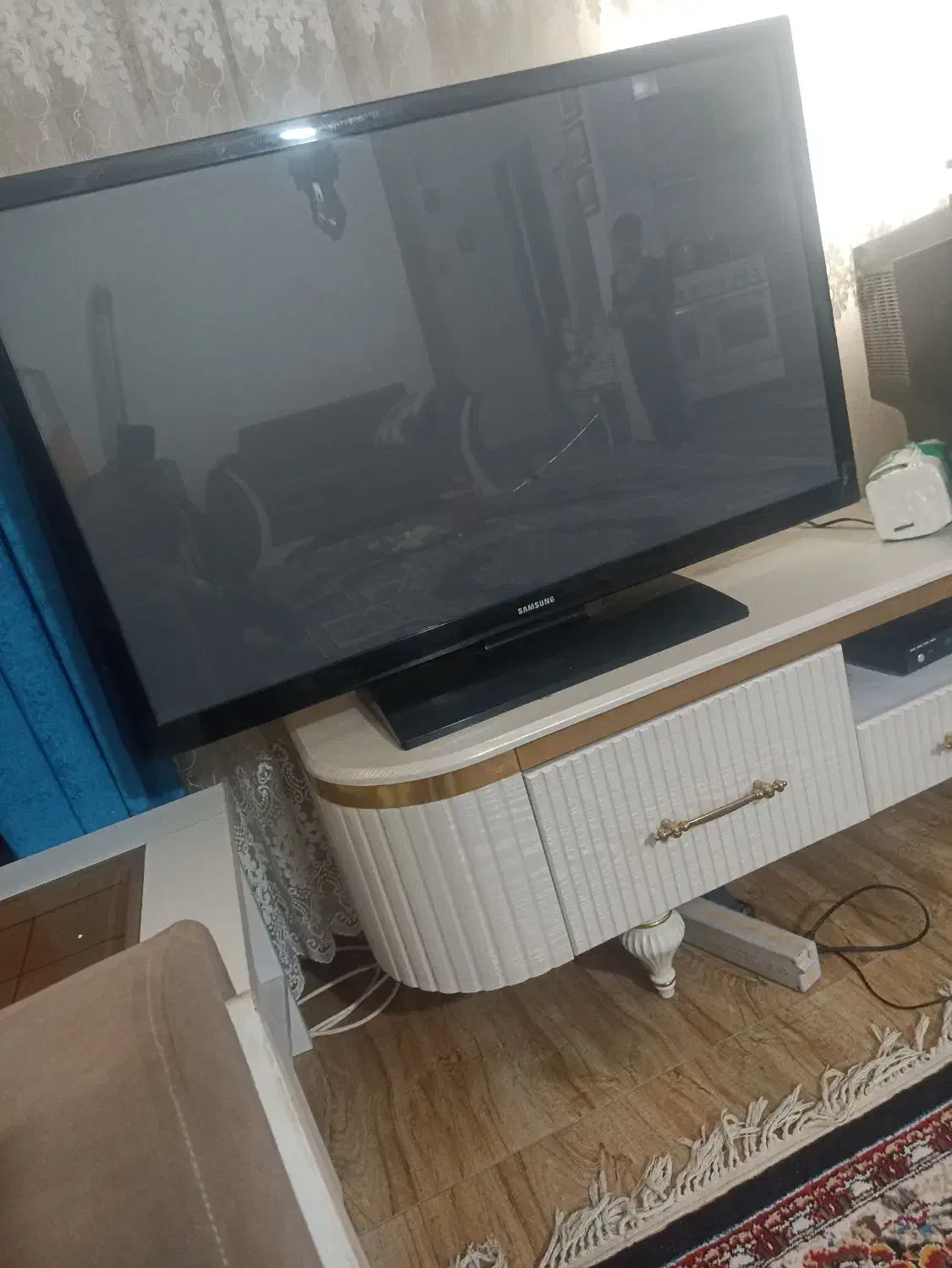 تلویزیون شکسته|تلویزیون و پروژکتور|چهارباغ, |دیوار