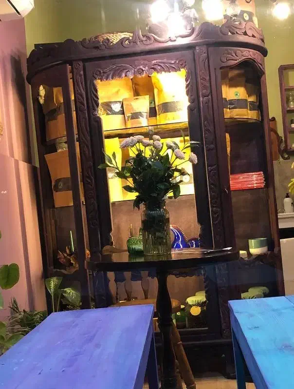 بوفه قدیمی چوبی منبت پتینه کاری|کلکسیون اشیاء عتیقه|رشت, سعدی (تختی)|دیوار