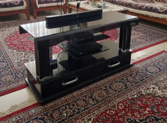 میز تلویزیون لوکس آنتالیا - شیشه خم تمپرد در حد نو|میز تلویزیون|رویان, |دیوار