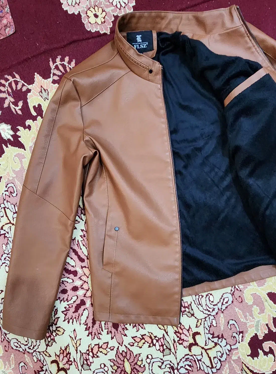 کاپشن چرمی|لباس|اهرم, |دیوار