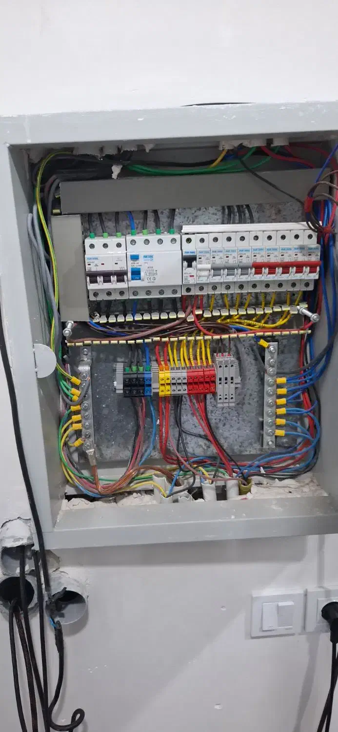 برقکار حرفه ای ، رفع اتصالی ،نورپردازی، نصب آیفون|خدمات پیشه و مهارت|شیراز, ریاستی|دیوار