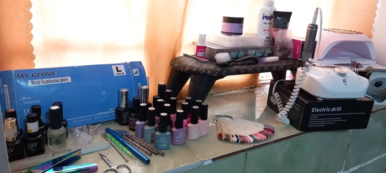 وسایل ناخن|اشیا|رباط‌کریم, رباط‌کریم|دیوار