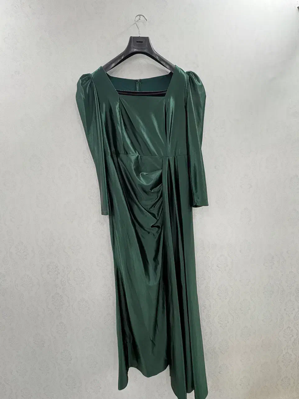 پیراهن مجلسی ساتن|لباس|لاهیجان, انقلاب|دیوار