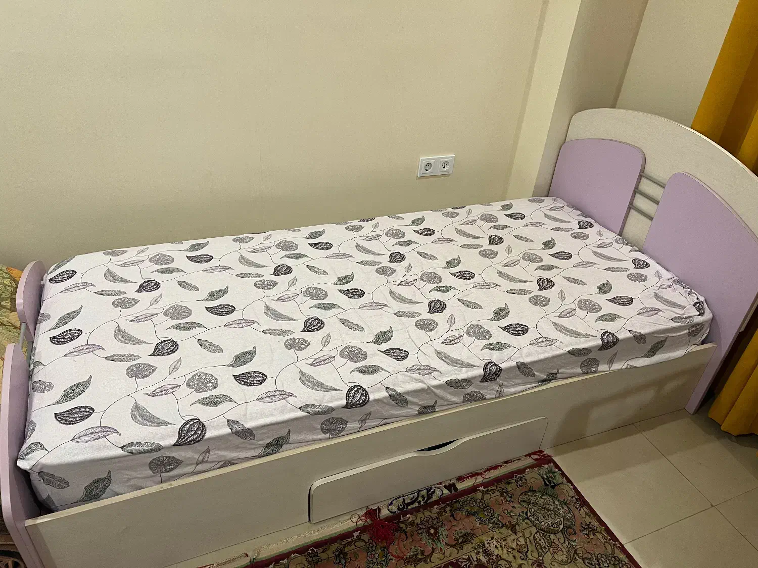 تخت و میز تحریر و صندلی|تخت و سرویس خواب|رشت, کاکتوس|دیوار