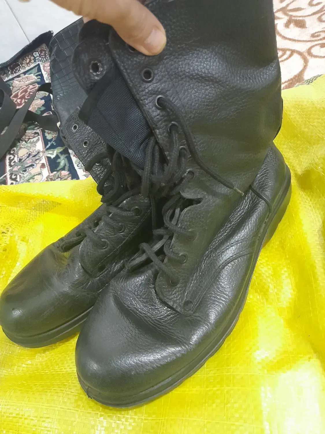 پوتین سربازی در حد نو|کیف، کفش، کمربند|قم, نیروگاه|دیوار