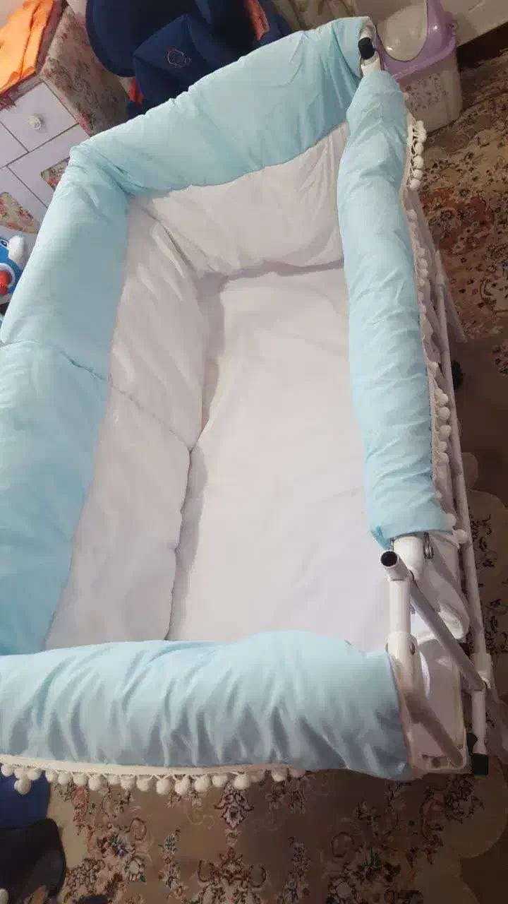 تخت نوزاد کنار مادر همراه باتشک کاملا سالم و تمیز|اسباب و اثاث بچه|رشت, قاسمیه|دیوار