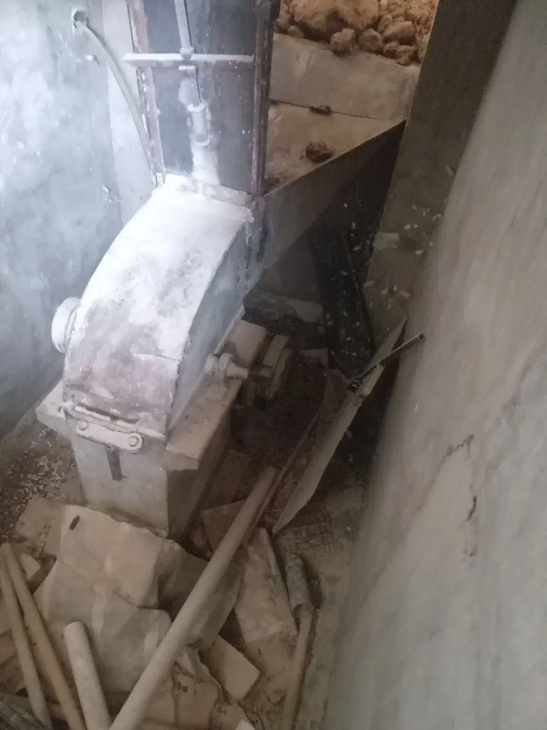 آسیاب و میکسر و بالابر|ماشین‌آلات صنعتی|اسفرورین, |دیوار