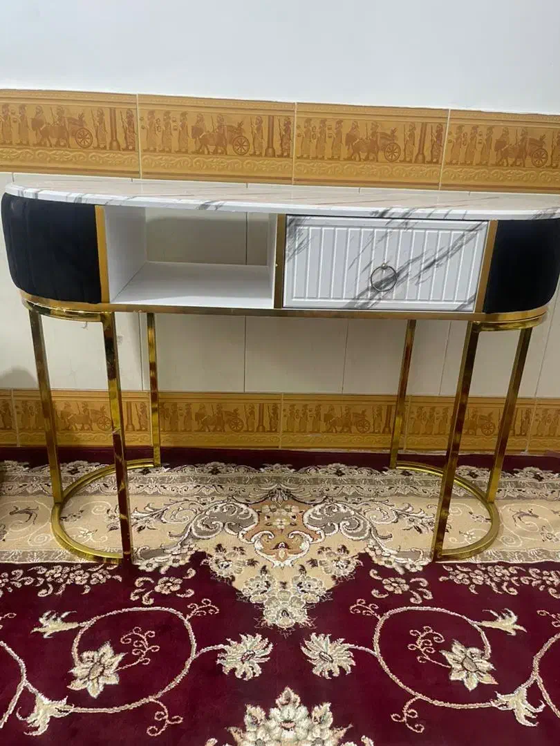 میز و صندلی|آرایشگاه و سالن‌های زیبایی|گرگان, |دیوار