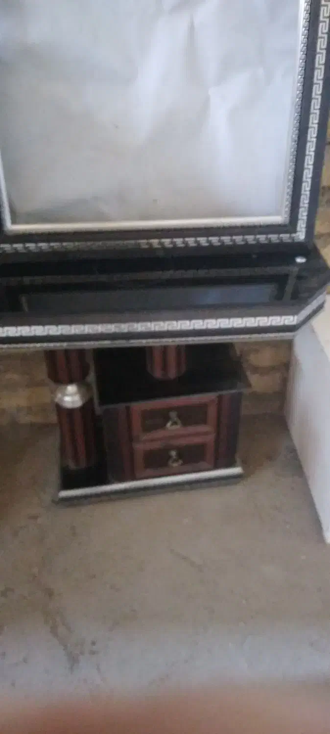 قاب آیینه ومیز|آینه|لوشان, |دیوار