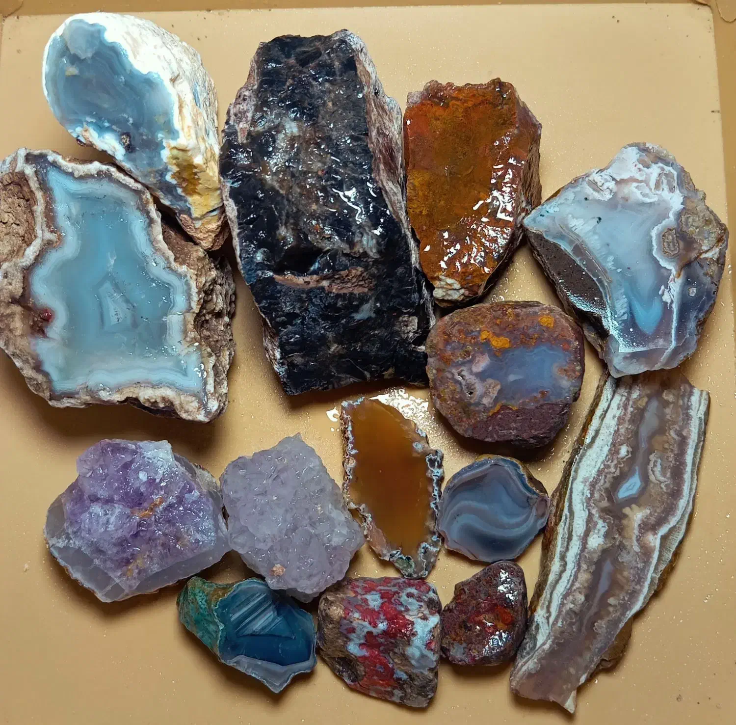 مجموعه مینرال راف|کلکسیون اشیاء عتیقه|لاهیجان, کوی آزادگان|دیوار