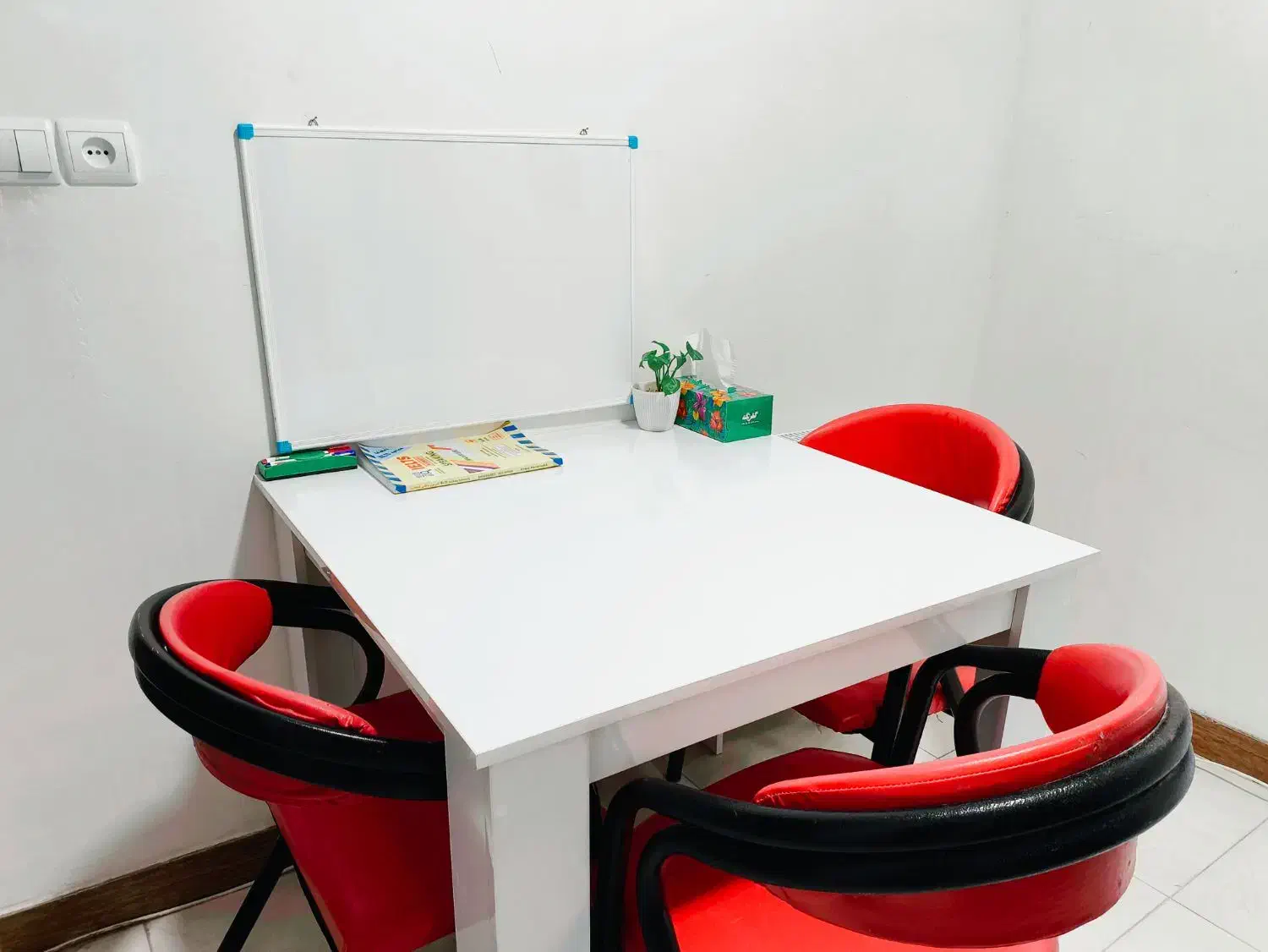 میز سالم به همراه دو صندلی|میز تحریر و کامپیوتر|رشت, توشیبا|دیوار