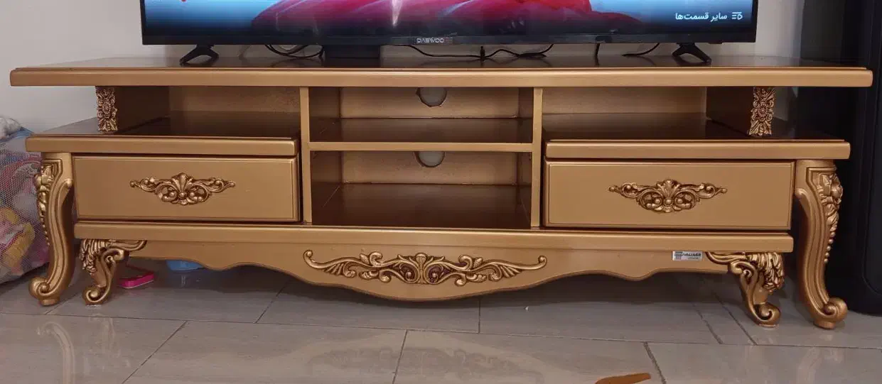 میز تلوزیون|میز تلویزیون|پرند, فاز ۴|دیوار