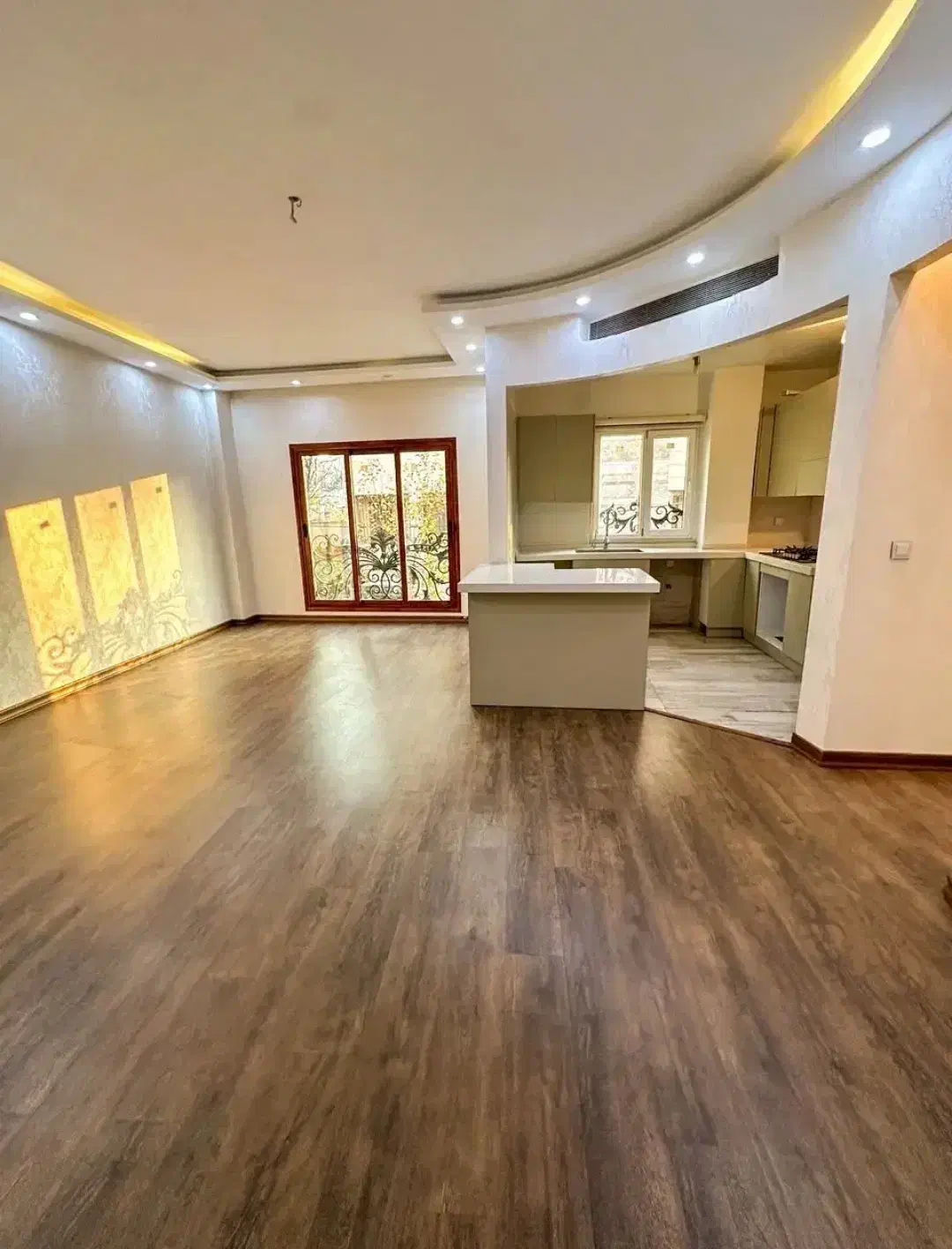 ایران زمین / 85 متر / رو به نما / آریامهر