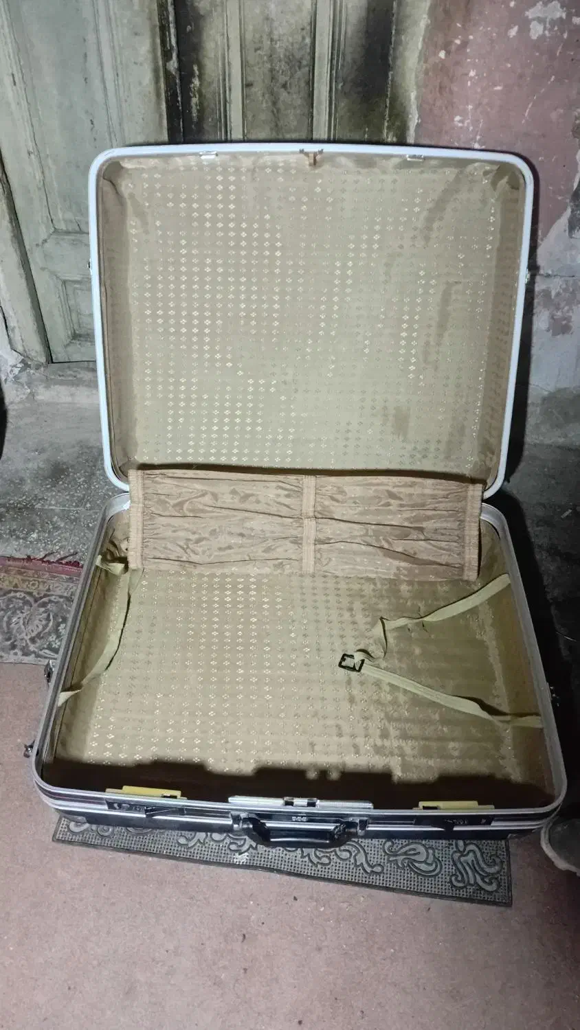 چمدان مسافرتی|کیف، کفش، کمربند|شیراز, گلکوب|دیوار