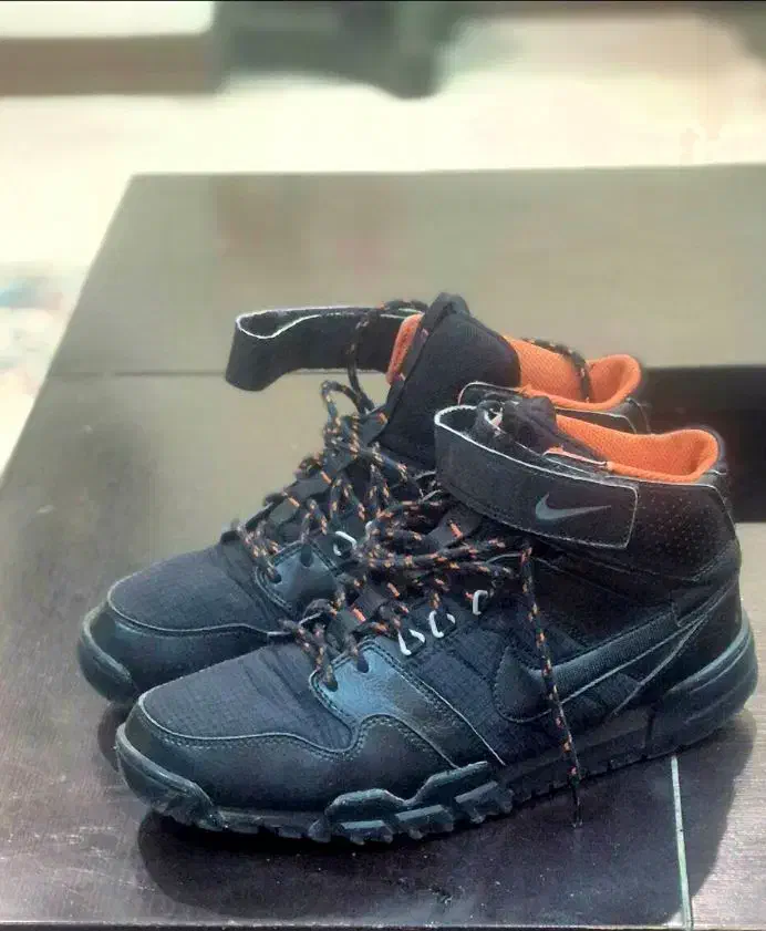 نیم بوت نایک|کیف، کفش، کمربند|فردیس, داوری|دیوار