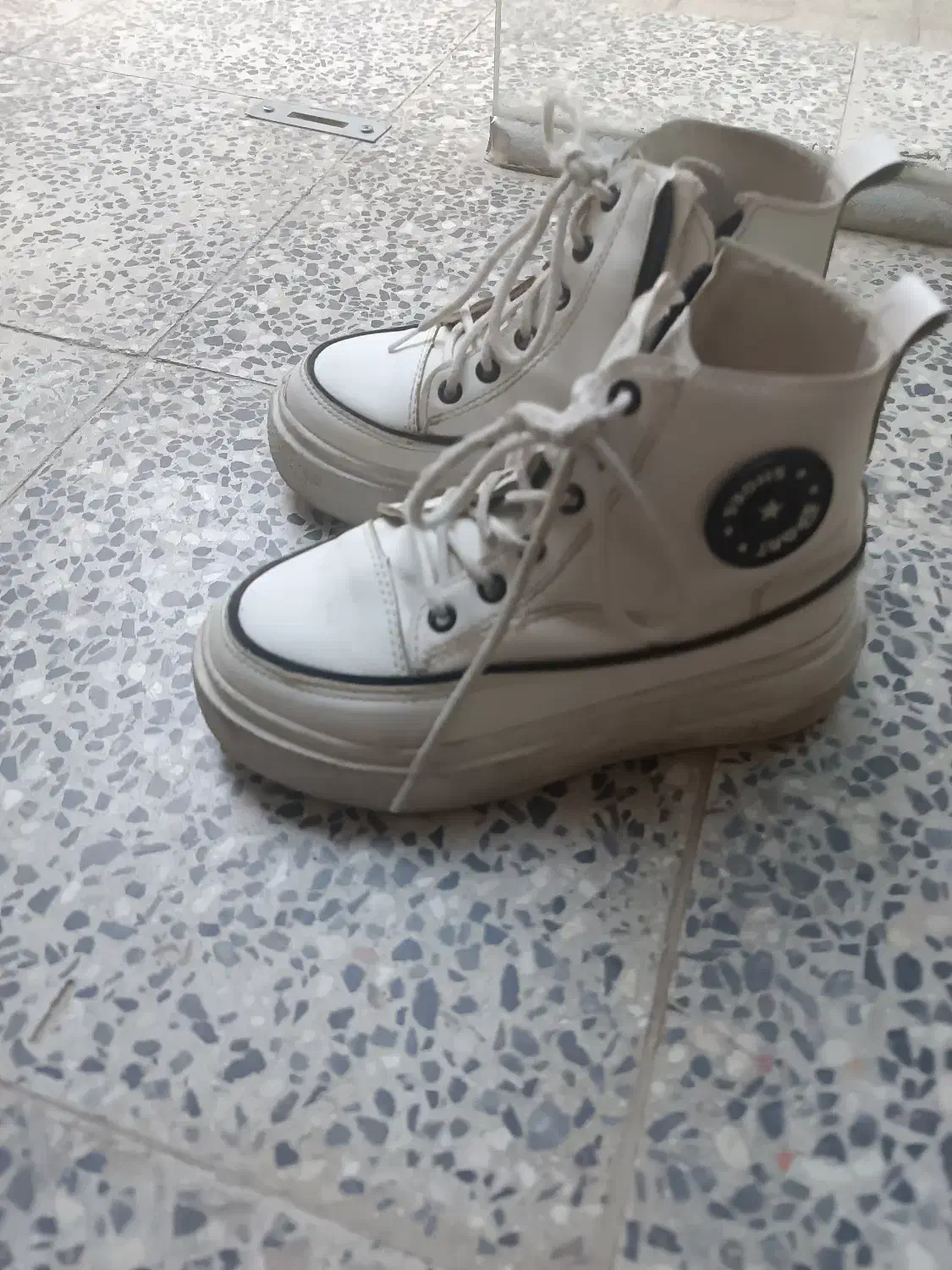 چکمه دخترانه|کیف، کفش، کمربند|اصفهان, قلعه طبره|دیوار