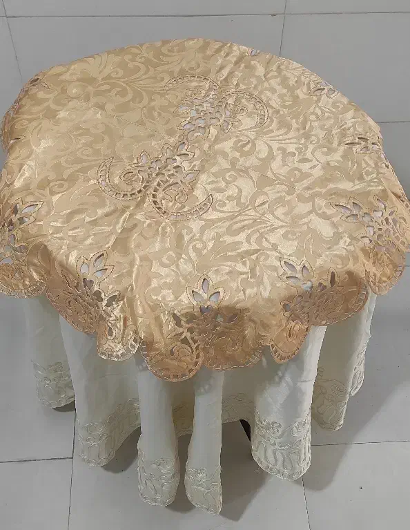 میز خاطره پایه فلزی  با رومیزی ساتن|مبلمان خانگی و میز عسلی|پرند, فاز ۴|دیوار