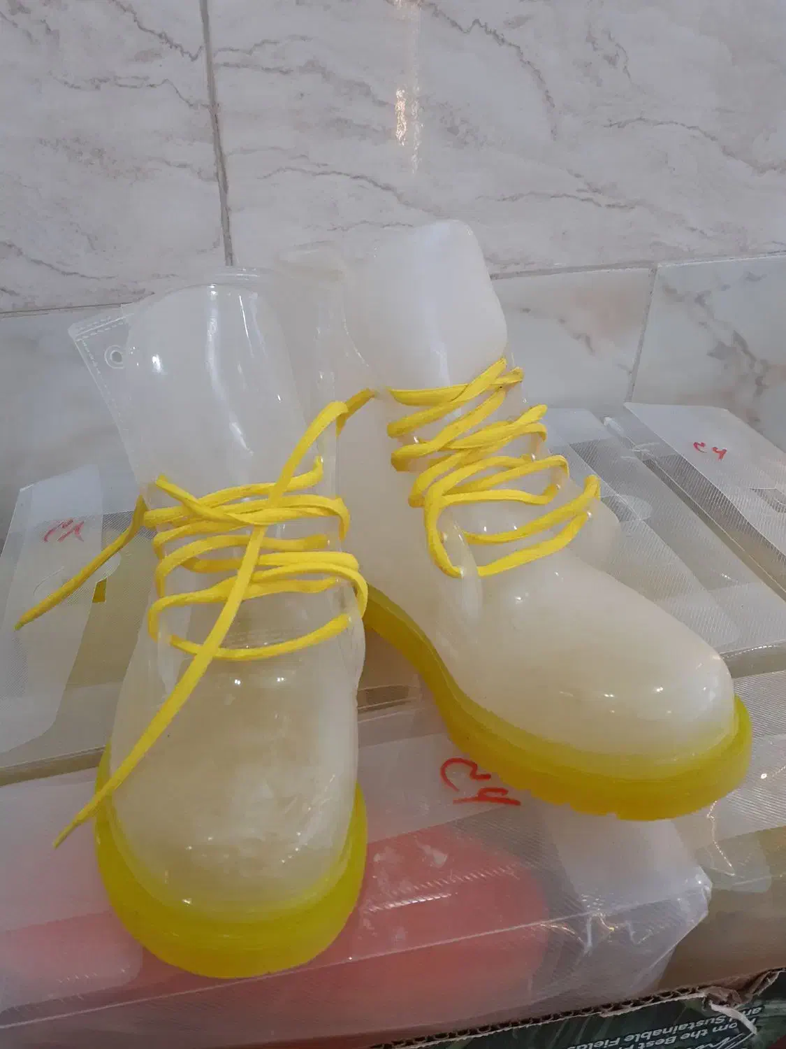 تعدادی بوت چکمه شیشه ای|کیف، کفش، کمربند|بندر انزلی, جهانگانی|دیوار