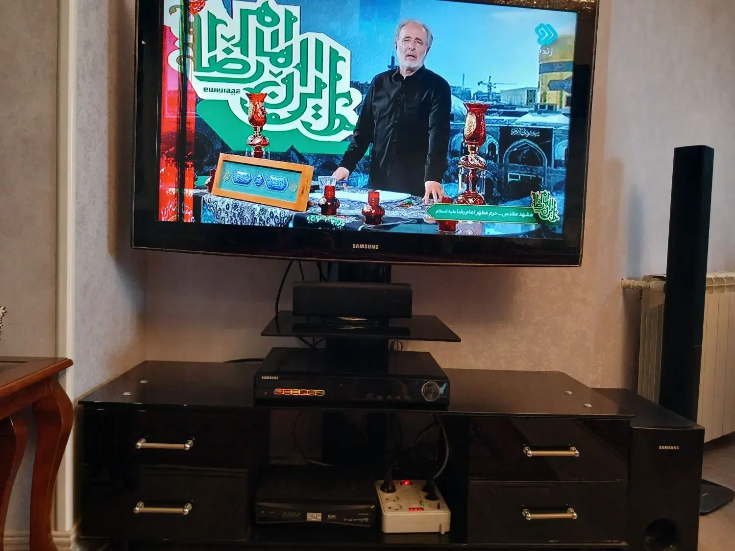 فروش تلویزیون ۴۲ اینچ با میز تلویزیون|تلویزیون و پروژکتور|کرج, جهانشهر|دیوار