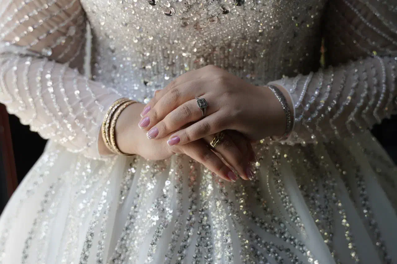 لباس عروس|لباس|ری, دیلمان|دیوار