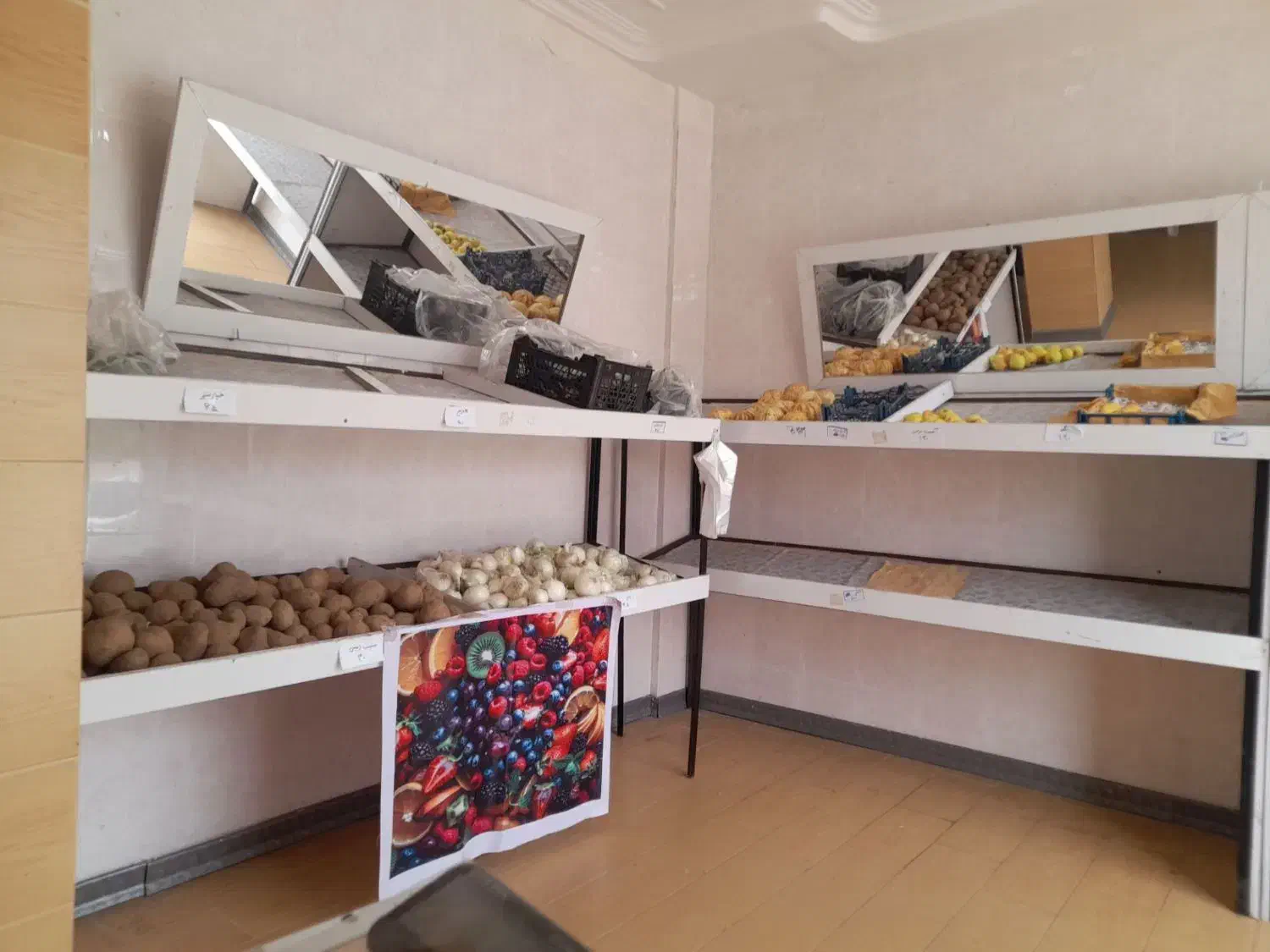 اجاره مغازه الهیه شمالی و فروش قفسه میوه فروشی|اجارهٔ مغازه و غرفه|بندرعباس, |دیوار