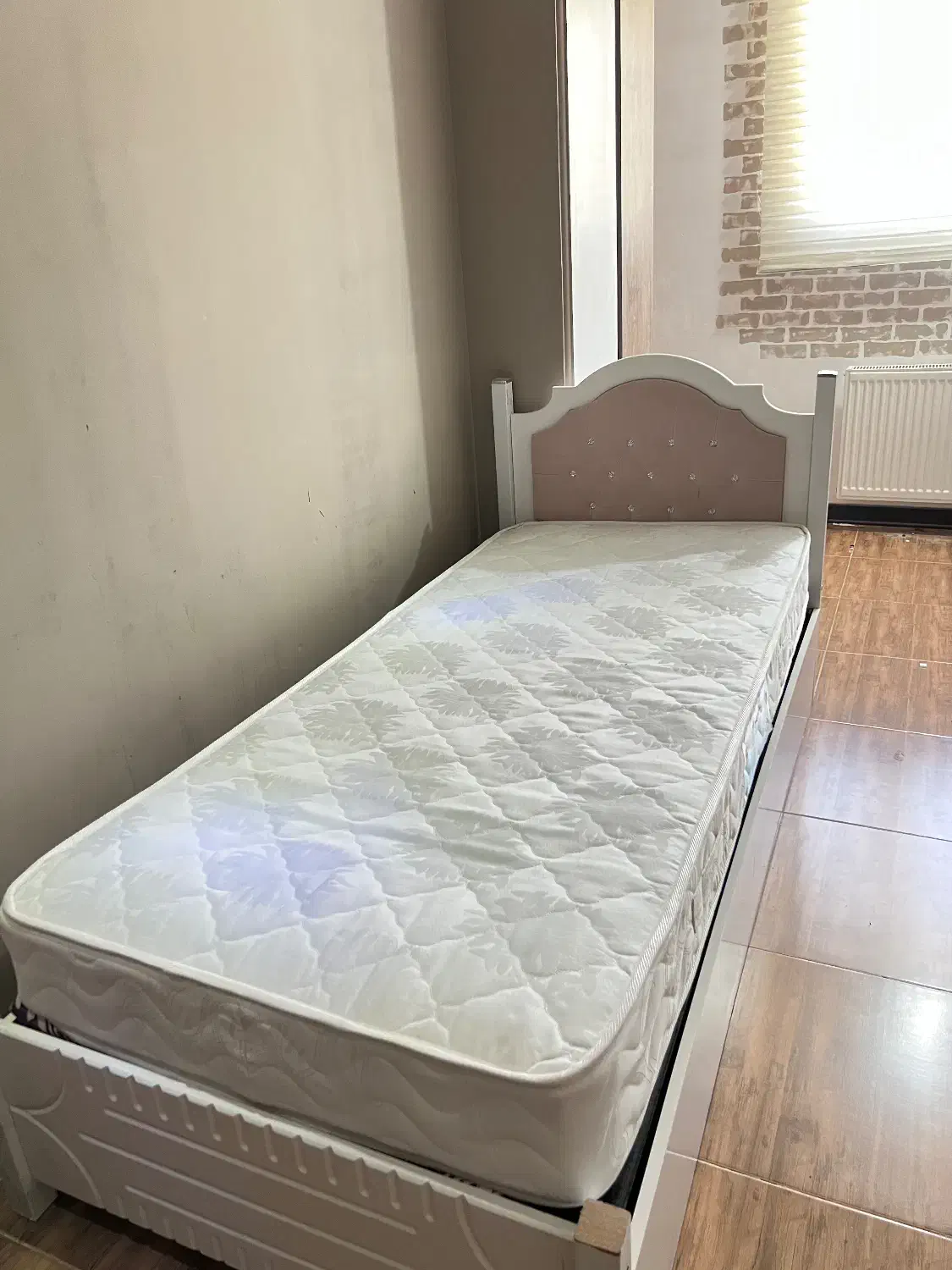 تخت خواب یک نفره با تشک|تخت و سرویس خواب|هشتگرد, شهرک ولیعصر (مصلی)|دیوار