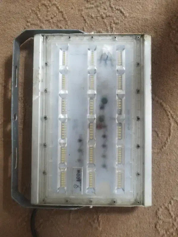 چهار عدد پرژکتور|لامپ و چراغ|مشهد, مصلی (کارمندان اول)|دیوار