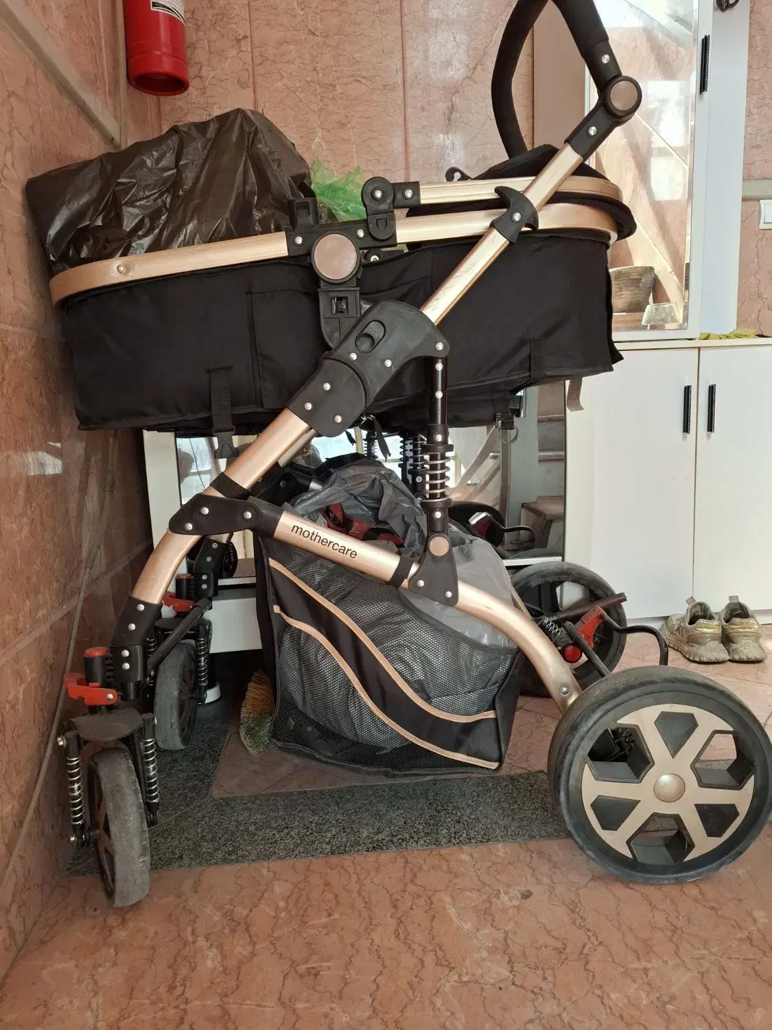 کالسکه مادر کر|کالسکه و لوازم جانبی|ری, علایین|دیوار