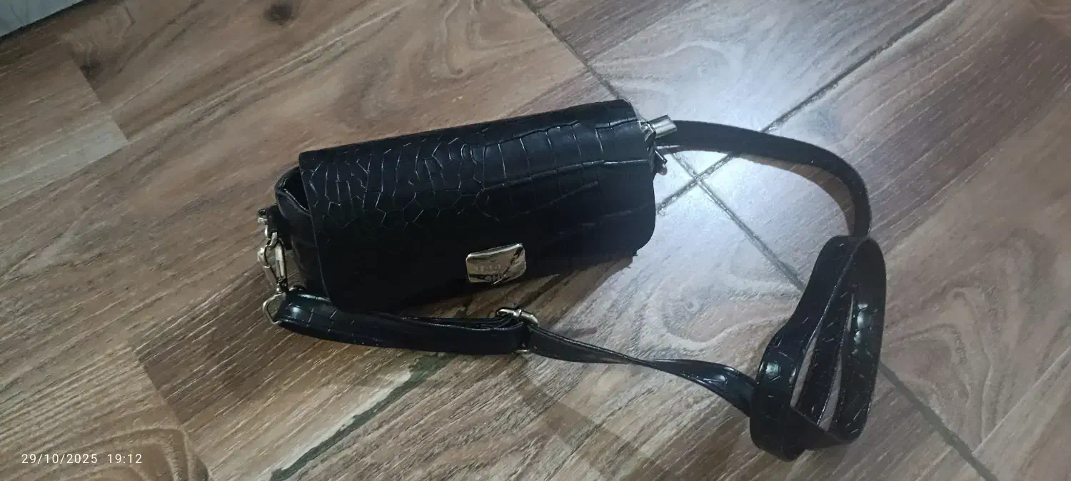 کیف دوشی|کیف، کفش، کمربند|هشتگرد, شهرک وحدت|دیوار