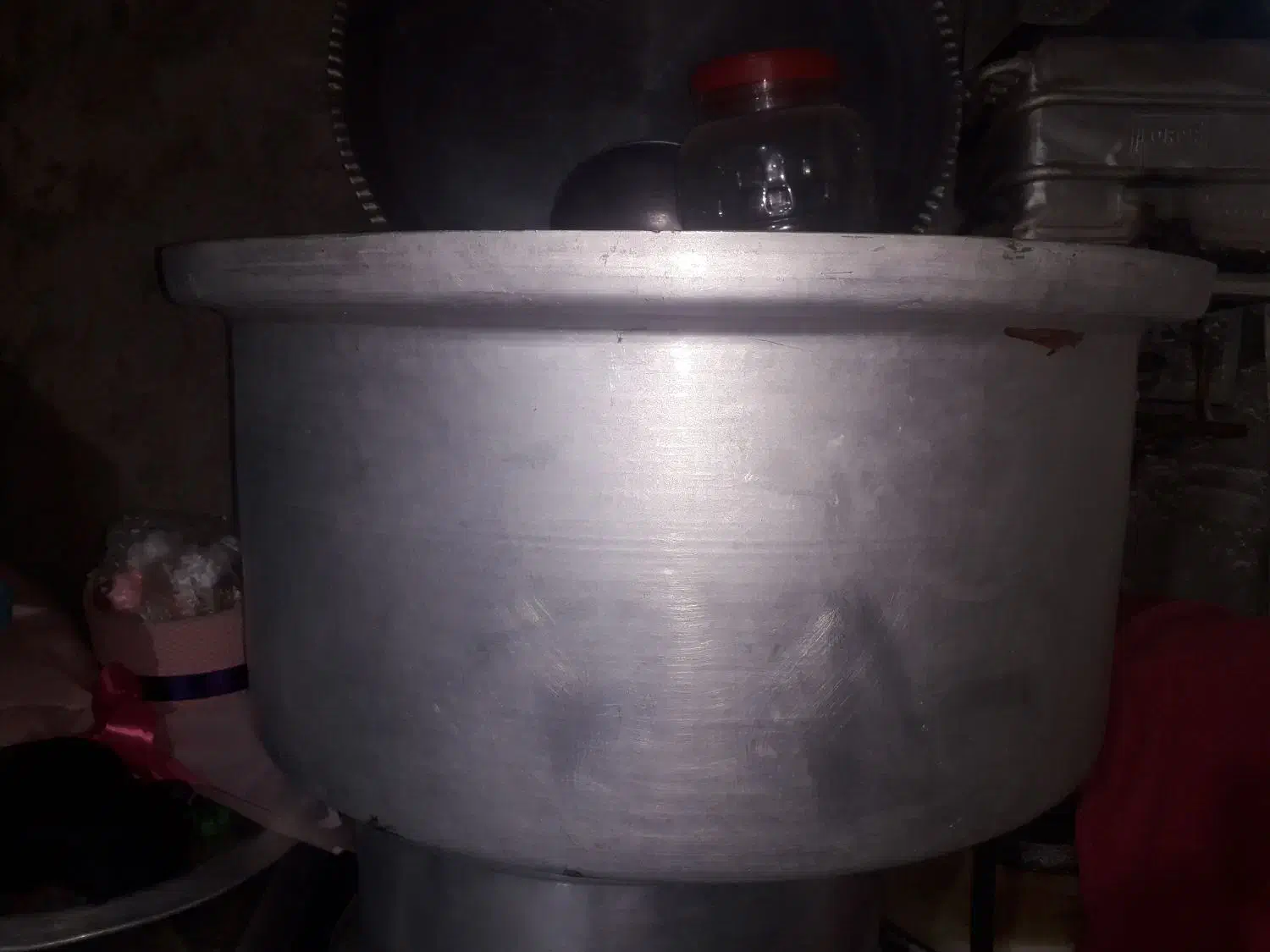 قابلمه بزرگ روی|ظروف پختوپز|قصرشیرین, |دیوار