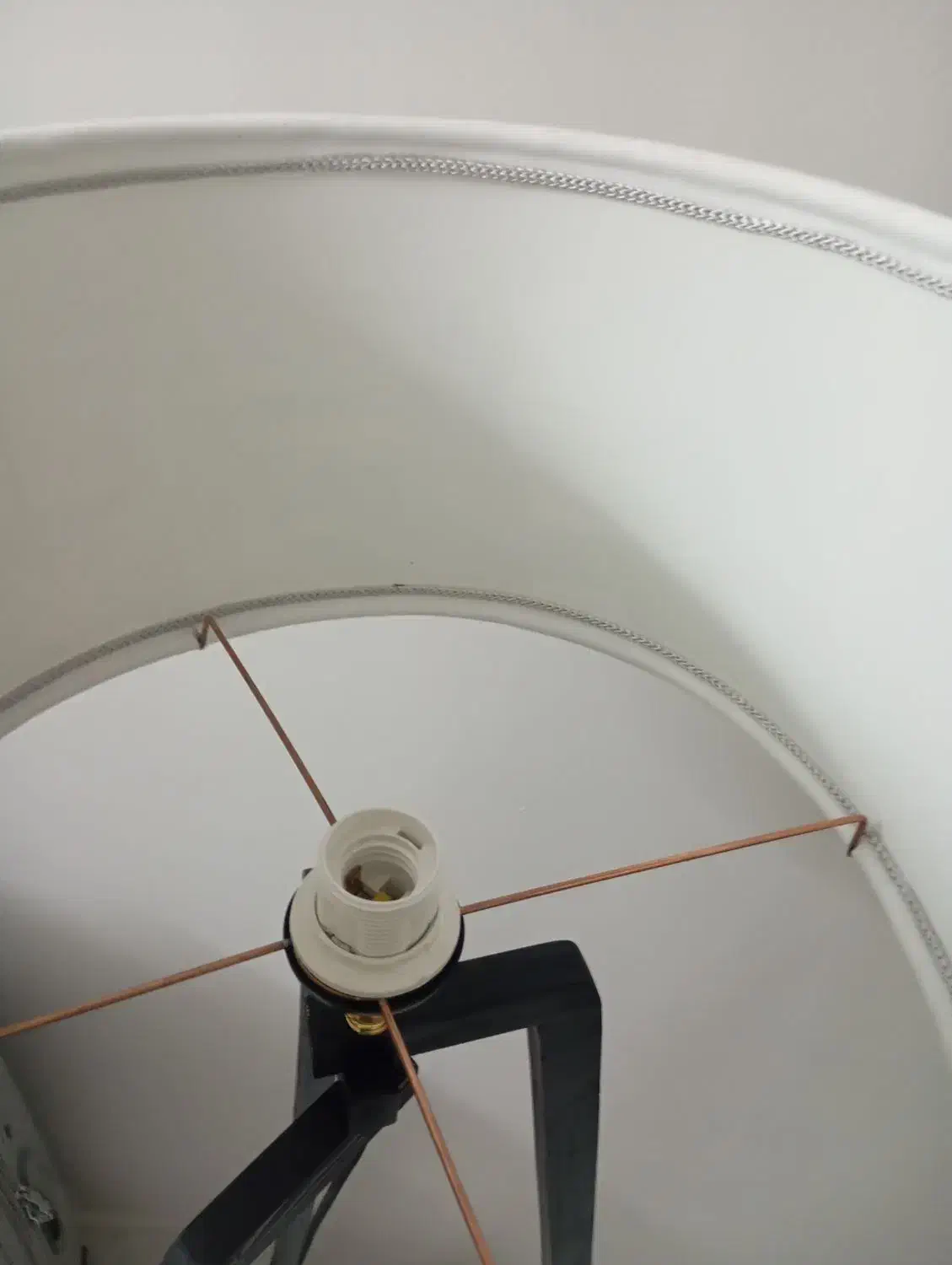 آباژور سفید پایه مشکی بدون استفاده|چراغ خواب و آباژور|مشهد, هفت تیر (نه دره)|دیوار