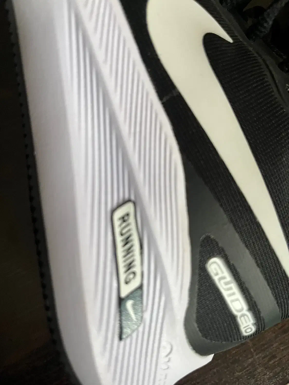 کتونی|کیف، کفش، کمربند|ساری, |دیوار