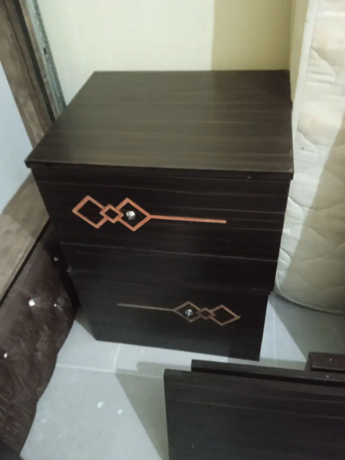 چند عدد تخت و میز کار|تخت و سرویس خواب|پرند, فاز ۶|دیوار