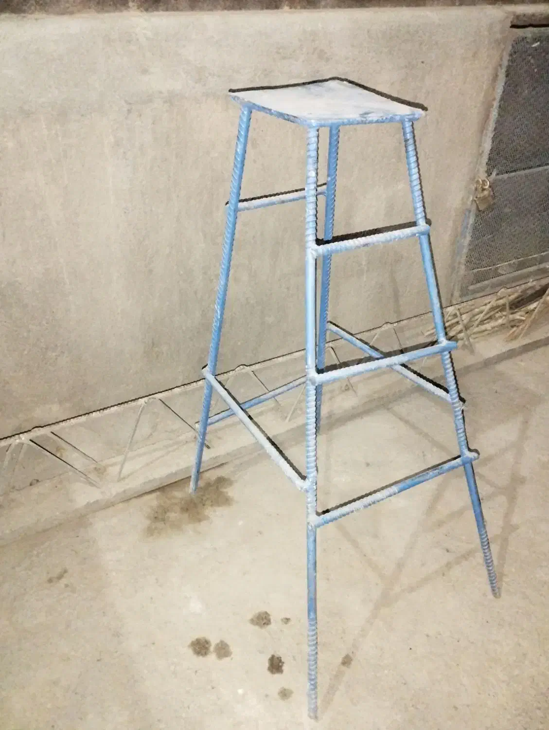 چهار پایه آهنی|صندلی و نیمکت|شوط, |دیوار