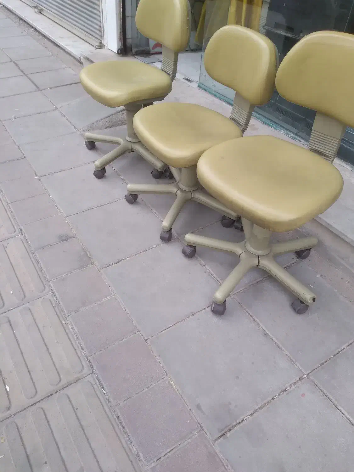 ۳عدد صندلی چرخدار،نیلپر|مبلمان اداری|اقبالیه, |دیوار