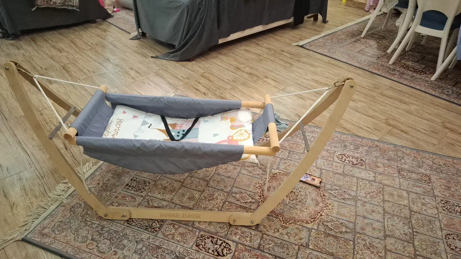 گهواره آسایش|تخت و صندلی بچه|رشت, نیکمرام|دیوار