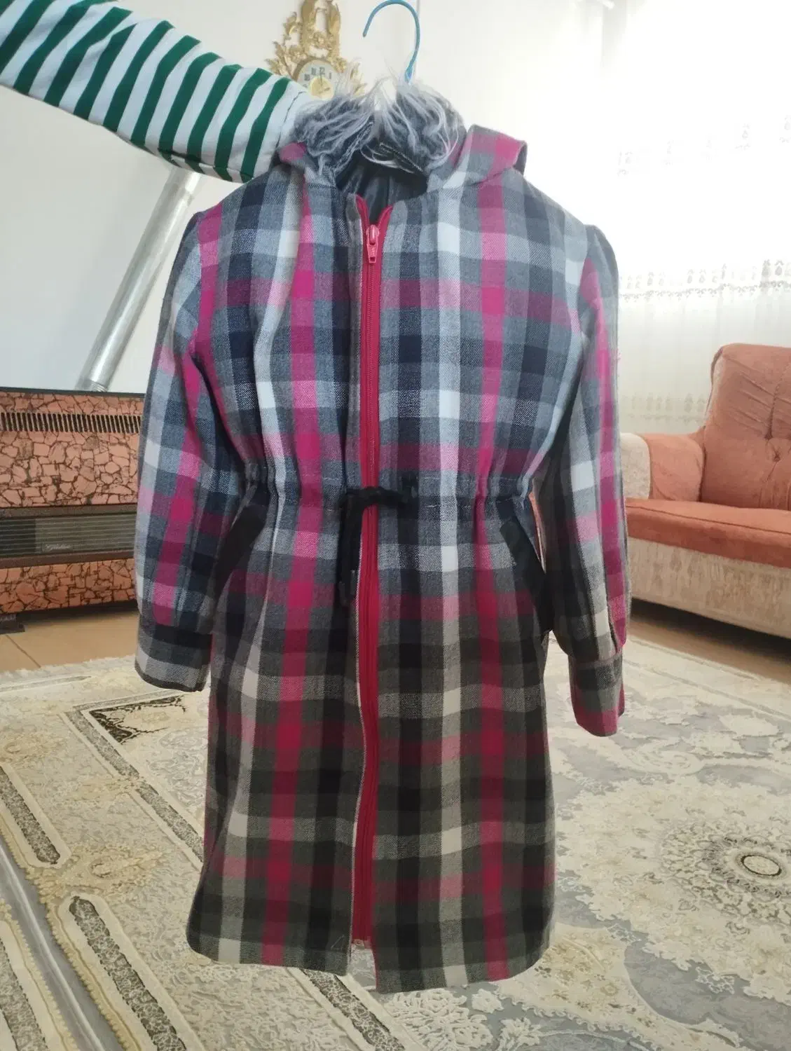 پالتوی تازه وتمیز|لباس|نقده, |دیوار