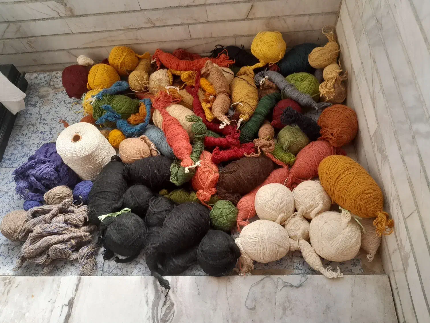 قالی دستباف گارگاه خومه نخ ابریشم تابلو سفید چوقا|فرش|شهرکرد, |دیوار