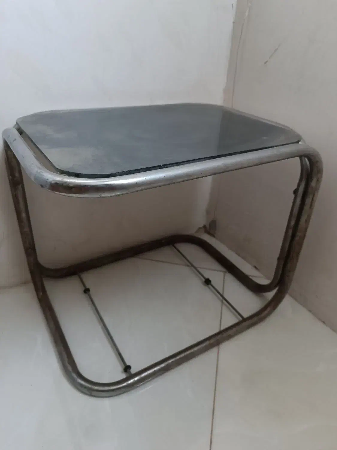 میز فلزی کوچک|میز تلفن|گلبهار, شهر جدید گلبهار|دیوار