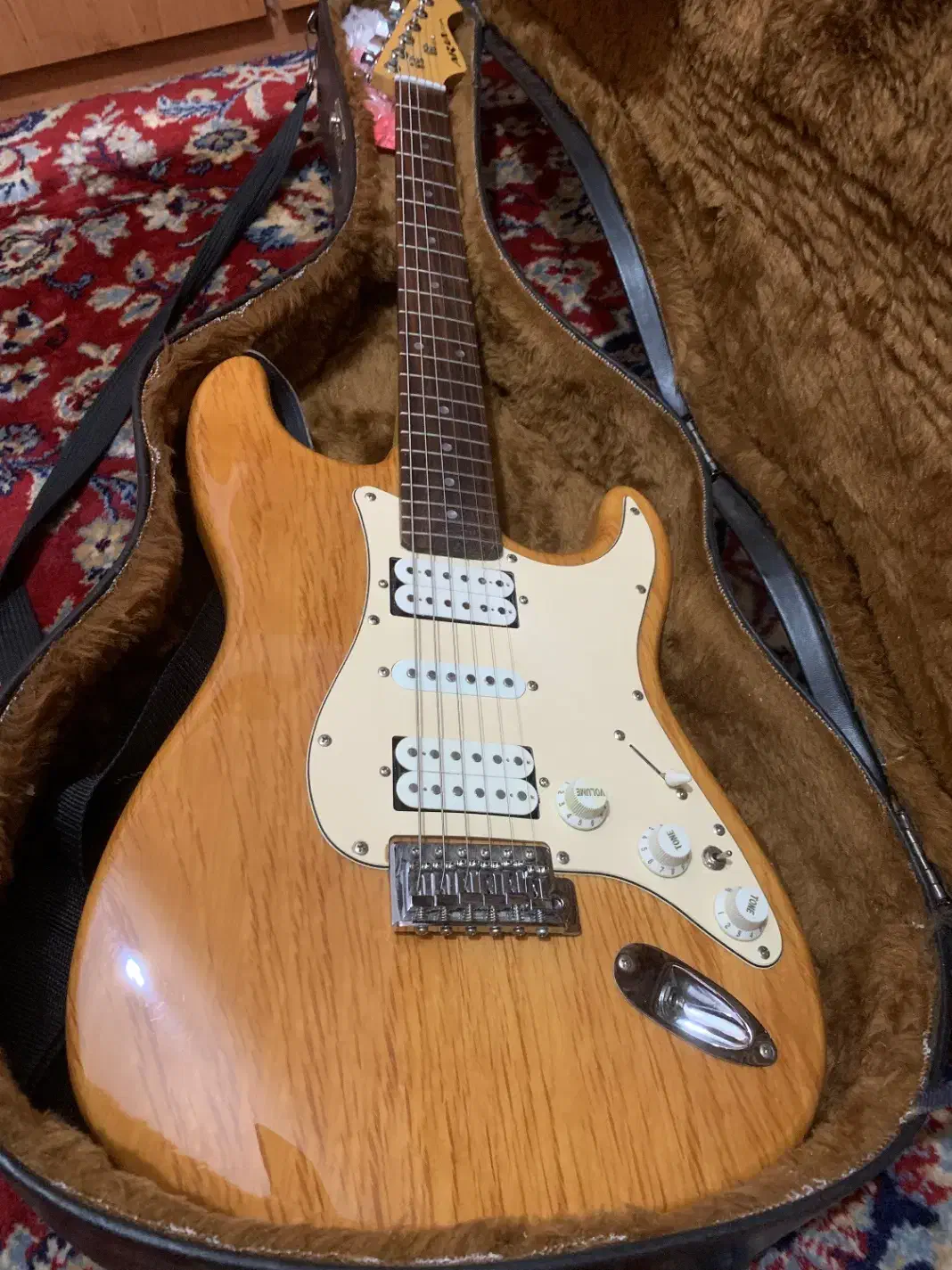 گیتار الکتریک آریا دو پیک آپ،گیتار کلاسیک سانتانا|گیتار، بیس، امپلیفایر|مشهد, هفت تیر (آب و برق)|دیوار