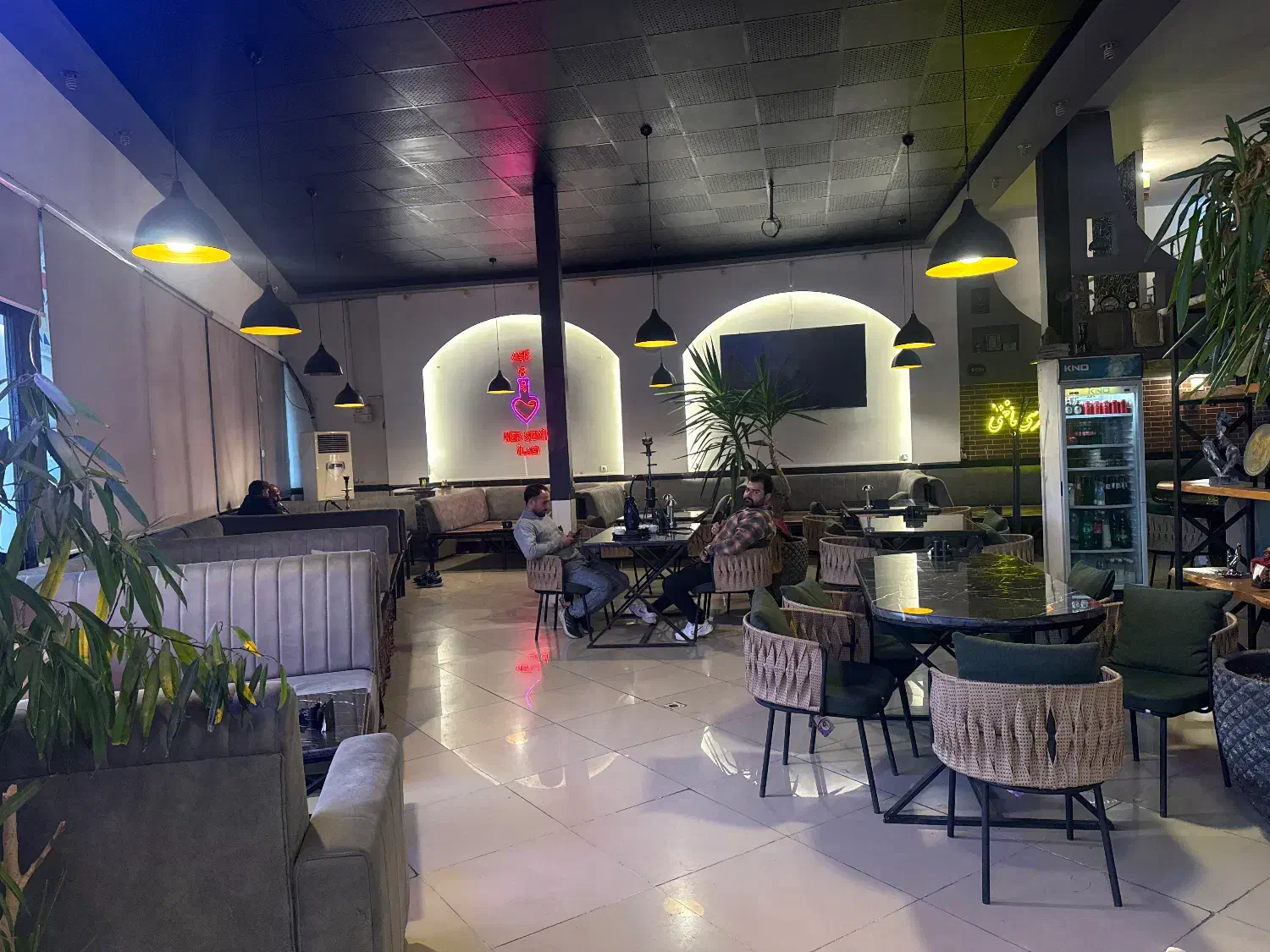 سالن کار و قلیون زن|استخدام خدمات فروشگاه و رستوران|اردبیل, |دیوار